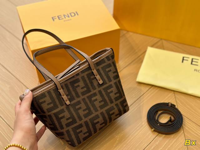 折叠盒 FEMDI这个小包可太好看了 推荐指数超高fendi这个小包包，可以斜背可以手拎真的好好看 尺寸16*15