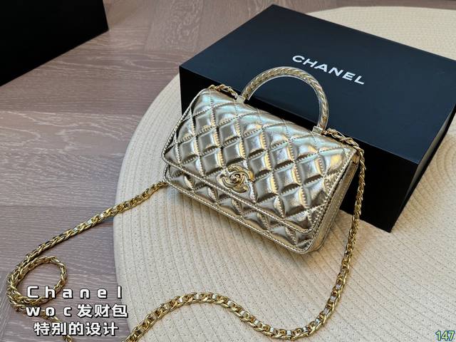 香奈儿Chanel woc发财包 特别的设计很给穿搭加分，比经典woc 亮眼，怎么搭都有时髦精致感 别出心裁的设计很符合小香风格～设计带感耐造又好看！尺寸19