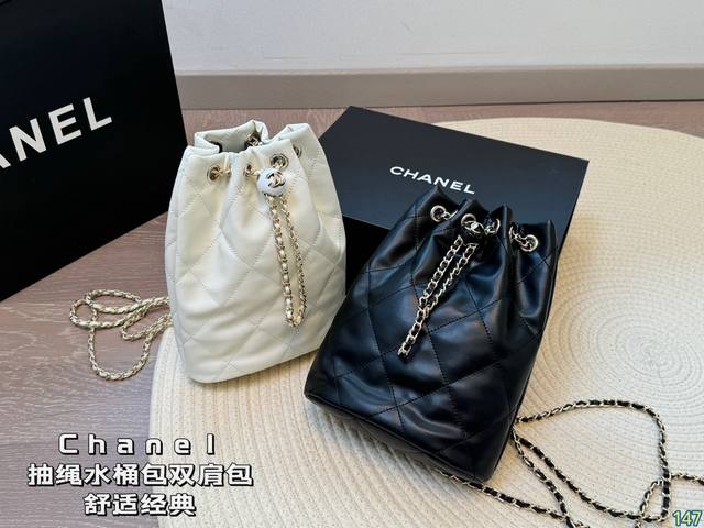 香奈儿Chanel 抽绳水桶包双肩包 舒适经典 展现时髦的同时更富有魅力 经久不散却又有现代时尚 优雅女性的日常首选 尺寸17 22