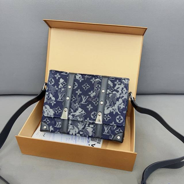 LouisVuitton 路易威登 Trunk牛仔布邮差包 斜挎单肩包 采用原厂材质 高品质 配送防尘袋 折叠礼盒 18 x 24 cm。