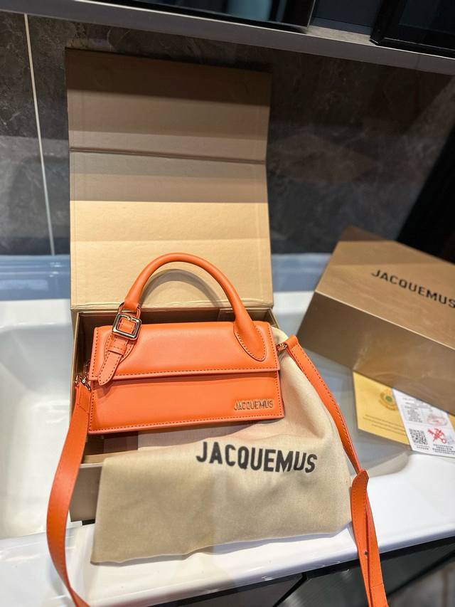 折叠礼盒 Jacouemus 雅克慕斯 新款迷你小方包 Jacquemus 最近是蛮火的，最近米国的Coachella活动 里的辣姐辣妹们几乎都有搭它家衣服货包
