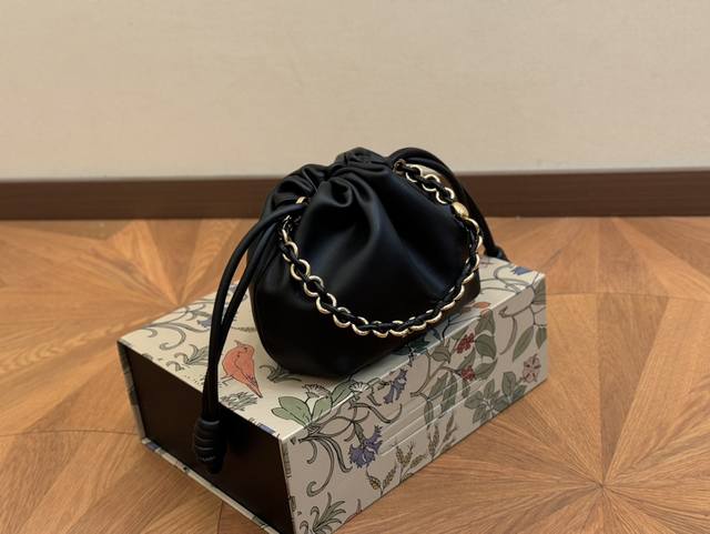 折叠盒 罗意威 Flamenco福袋包 总能让人为之倾心。从flamenco 元素的巧妙运 用，到精致可爱的手柄和胸针设计，每个细节都被把握得丝丝入扣。而超大容