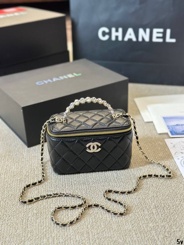 牛皮版本 新品 Chanel 24K山茶花手柄化妆长盒子 白色化妆包 自带镜子〇随身随地可补妆 低调优雅的钌银色手柄镶嵌小钻石： 近看很精致，走到哪都能美美哒～