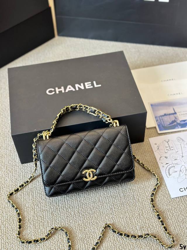 牛皮版本 Chanel 粗链条 发财包 慵懒随性又好背 上身满满的惊喜 高级慵懒又随性 彻底心动的一只 Size：19 13Cm