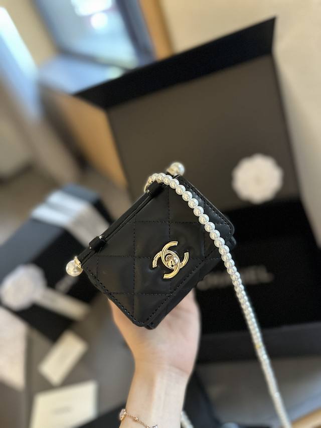 折叠礼盒 送小镜子 Chanel 24S珍珠链mini三角包好美腻 珍珠链条小废包实在太可爱啦 搭配珍珠，浪漫气息妥妥的衬托出来 巴掌大小，可盐可甜的手拎和斜挎