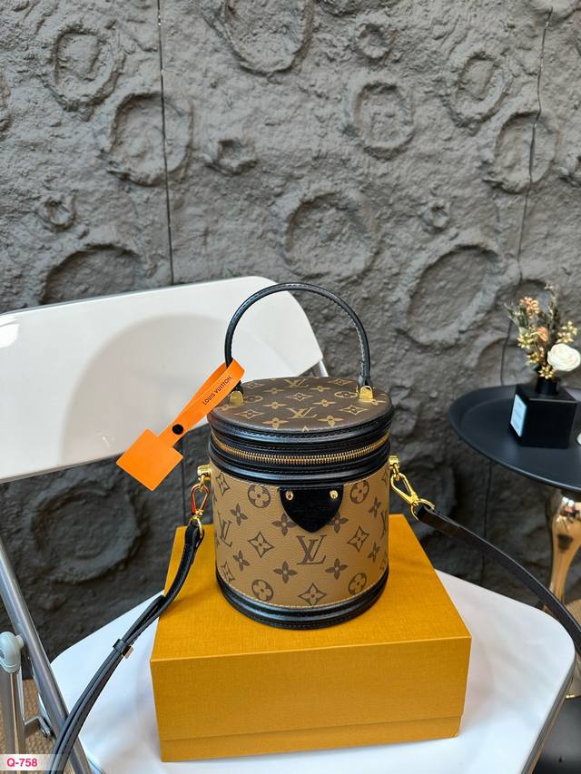 配折叠盒 路易威登lv 发财桶 水桶包 一个名字听起来挺厉害的女设计师借鉴“Lv家一款叫 Cannes80年代的化妆箱”，然后融合一些老厉害的时尚元素，估计食堂