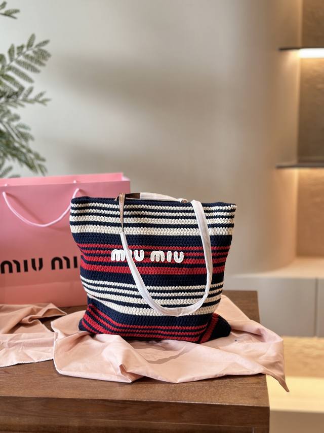 Miumiu编织购物袋 可以装满整个夏天黑白红蓝绿彩色交织可爱不失活力~ 小巧精致的包身很灵动的啦~ 随身背着就能增添一抹亮色+ +简直爱不够哇 #Miumiu